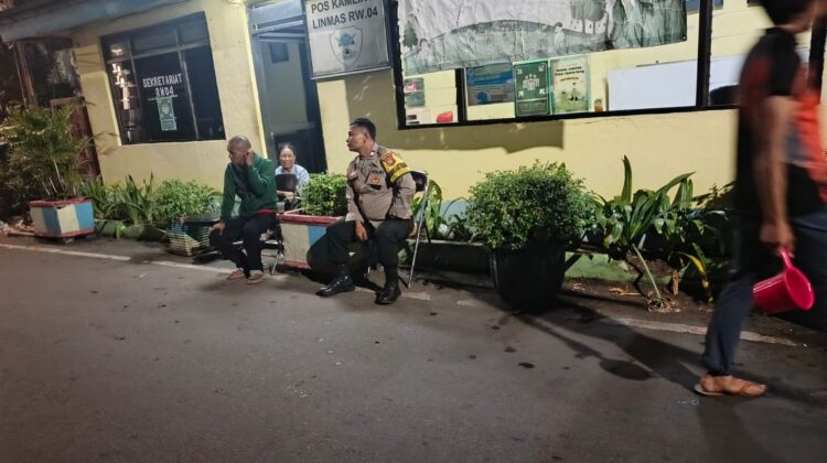 Bhabinkamtibmas Cideng Laksanakan Patroli dan Pembinaan Satkamling RW 04