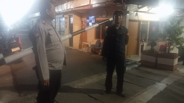 Bhabinkamtibmas Kebon Kelapa Sambangi Pos Kamling, Sampaikan Imbauan Kamtibmas
