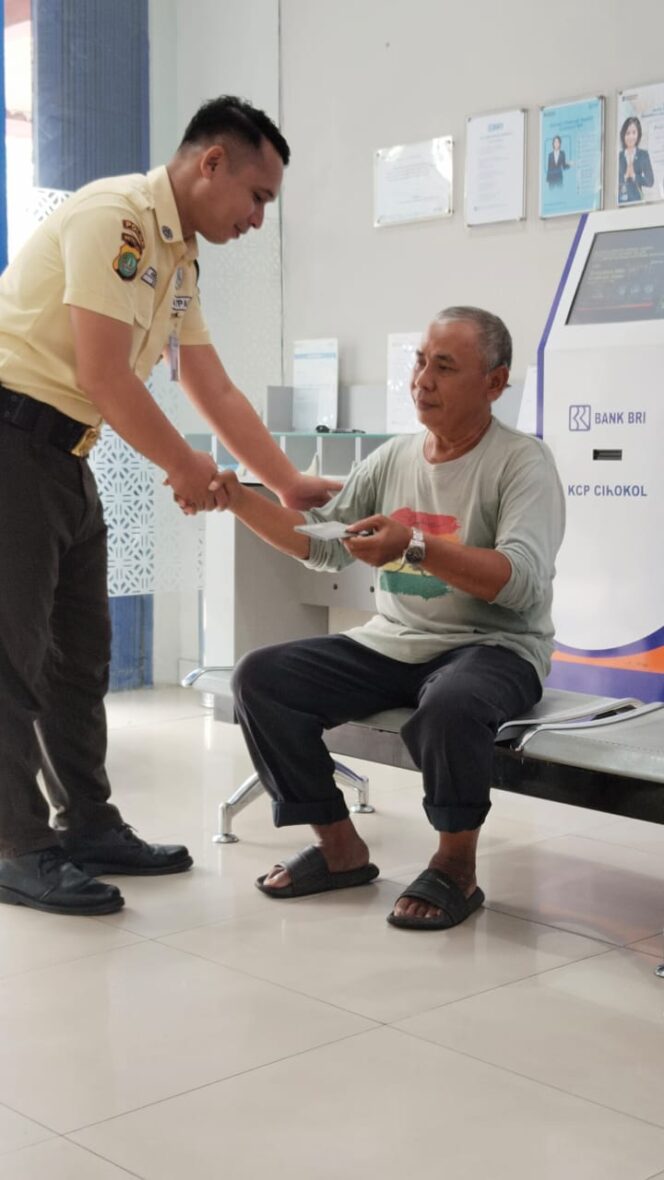 
					Pelayanan Penuh Empati: Satpam BRI KCP Cikokol Hadirkan Kemudahan dan Kenyamanan bagi Nasabah Lansia