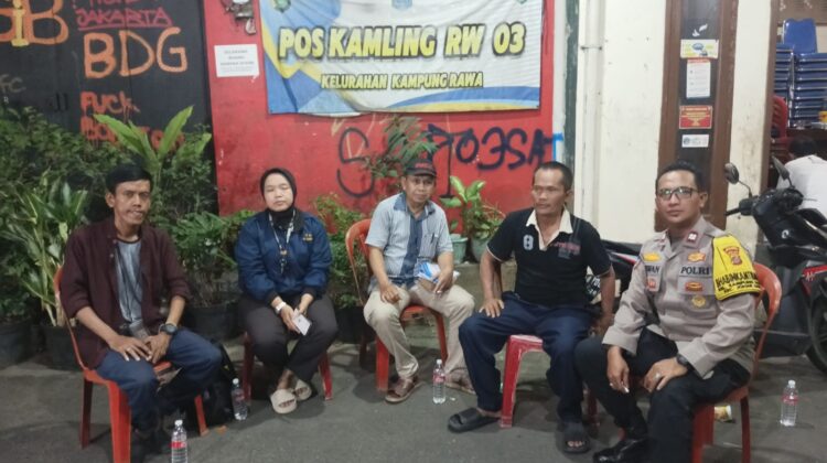 Sambangi Poskamling Kampung Rawa, Polisi Perkuat Siskamling dan Kewaspadaan Warga