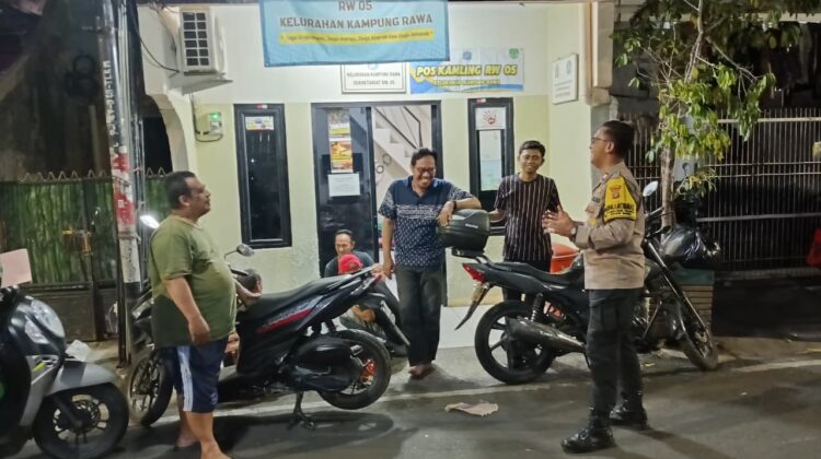 Tingkatkan Keamanan Wilayah, Polisi dan Warga Perkuat Sistem Siskamling