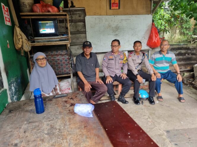 
					Bhabinkamtibmas Karet Tengsin Sambangi Pos Keamanan RT 13/03, Perkuat Koordinasi dan Harkamtibmas Bersama Warga