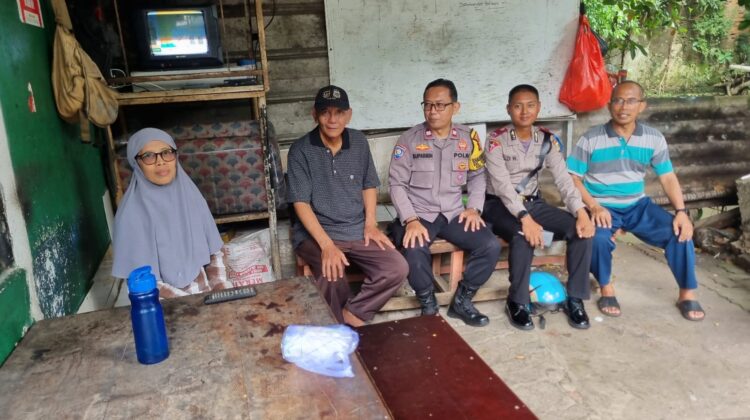 Bhabinkamtibmas Karet Tengsin Sambangi Pos Keamanan RT 13/03, Perkuat Koordinasi dan Harkamtibmas Bersama Warga