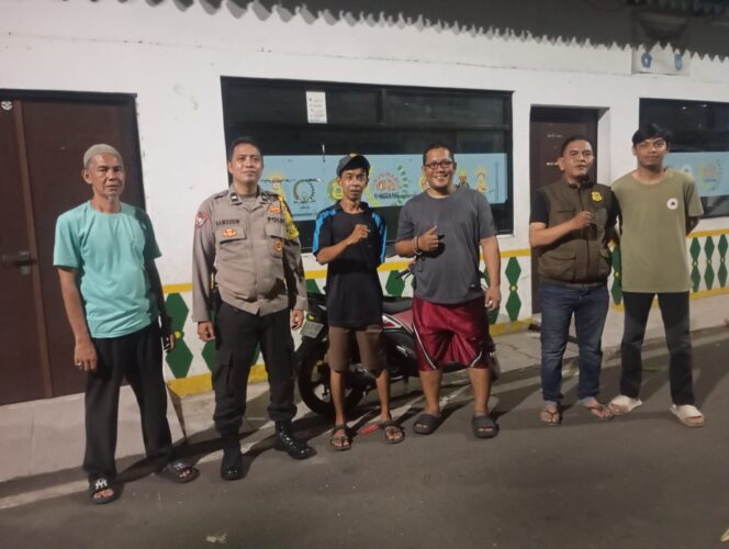 
					Bhabinkamtibmas Sambangi Pos Kamling Kwitang, Ajak Warga Cegah Tawuran