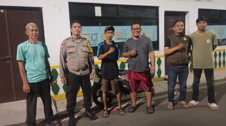 Bhabinkamtibmas Sambangi Pos Kamling Kwitang, Ajak Warga Cegah Tawuran
