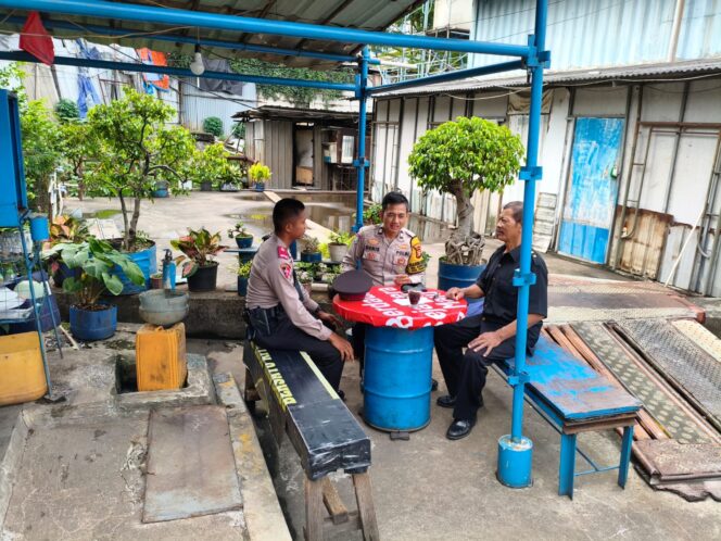 
					Bhabinkamtibmas Kebon Melati dan Siswa Latja Tingkatkan Kamtibmas Melalui Sambang Dialogis di PT. Trisarana