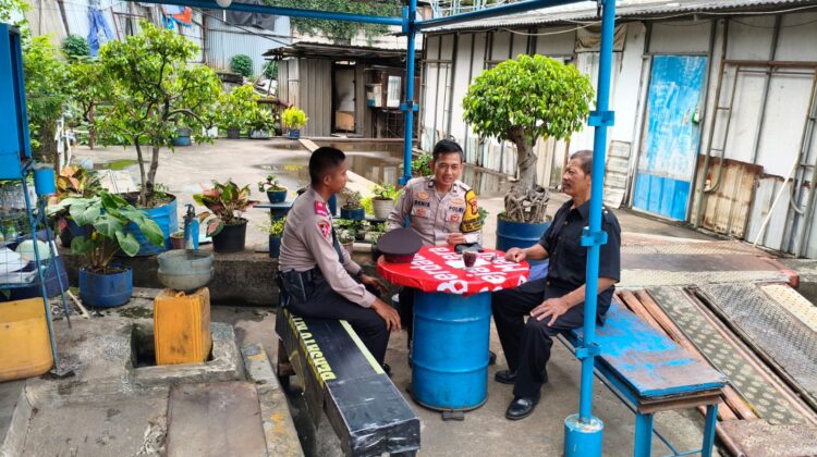 Bhabinkamtibmas Kebon Melati dan Siswa Latja Tingkatkan Kamtibmas Melalui Sambang Dialogis di PT. Trisarana