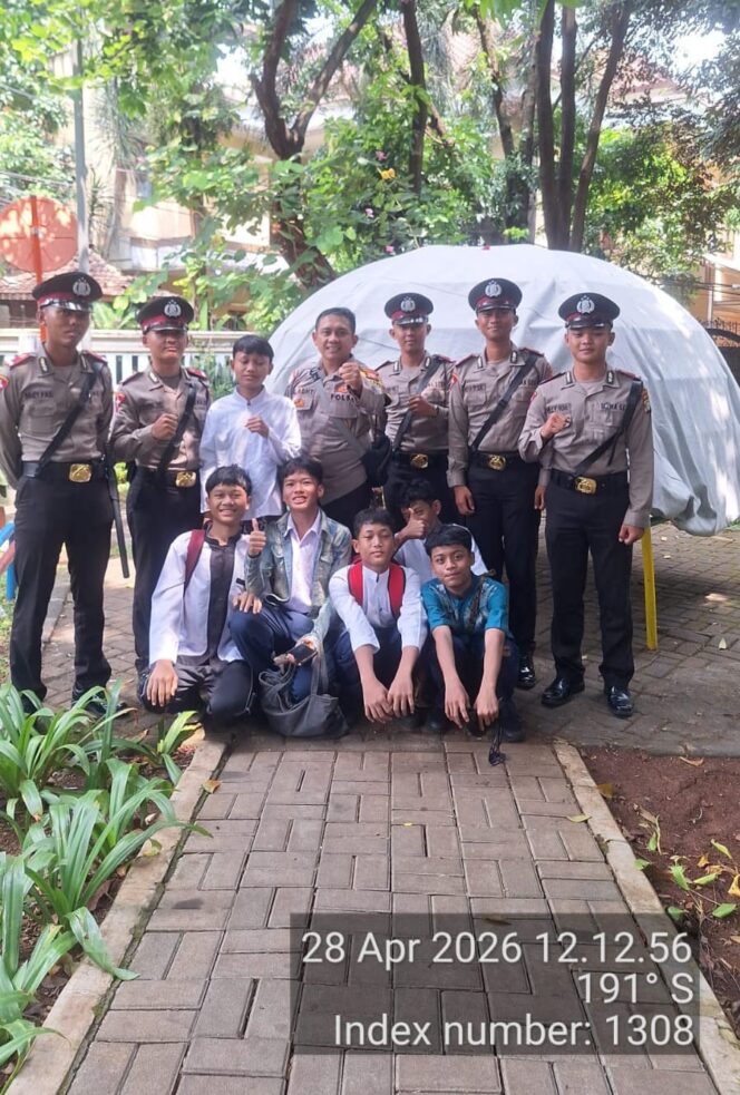 
					Patroli Bhabinkamtibmas dan Siswa Polri Cegah Tawuran di Pegangsaan