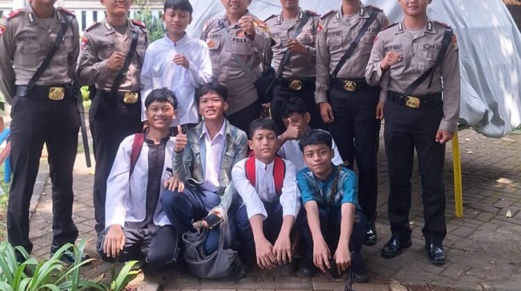 Patroli Bhabinkamtibmas dan Siswa Polri Cegah Tawuran di Pegangsaan