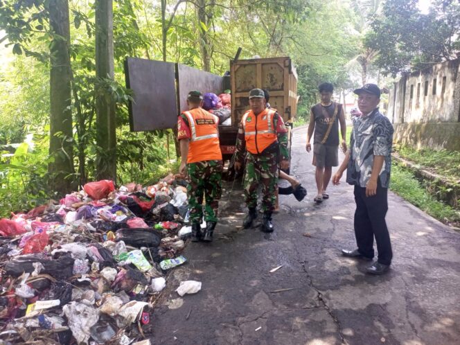 
					Satgas Sampah Kodim 0510/Tigaraksa Bersihkan Sampah Di Sukatani 