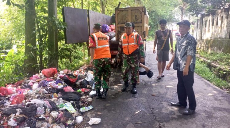 Satgas Sampah Kodim 0510/Tigaraksa Bersihkan Sampah Di Sukatani 
