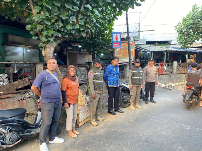 
					Tertibkan Aktivitas PKL, Polisi dan Tiga Pilar Imbau Pedagang Jaga Ketertiban di Pasar Gembrong