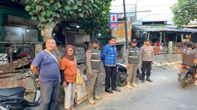Tertibkan Aktivitas PKL, Polisi dan Tiga Pilar Imbau Pedagang Jaga Ketertiban di Pasar Gembrong
