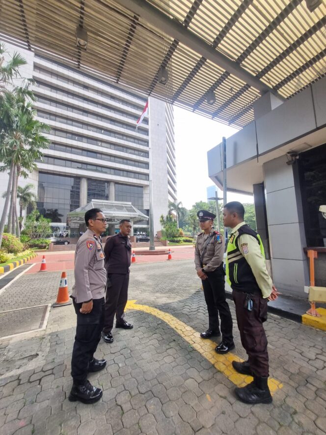 
					Bhabinkamtibmas Karet Tengsin Sambangi Pos Security Graha BNI 46, Tingkatkan Koordinasi Keamanan Gedung
