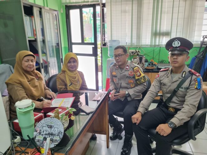 
					Bhabinkamtibmas Karet Tengsin Pererat Sinergitas dengan SMAN 35 Jakarta Melalui Kegiatan Sambang