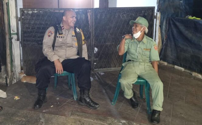 
					Bhabinkamtibmas Kampung Bali Sambangi Pos Satkamling RW 04 untuk Tingkatkan Keamanan Wilayah