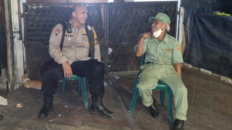 Bhabinkamtibmas Kampung Bali Sambangi Pos Satkamling RW 04 untuk Tingkatkan Keamanan Wilayah