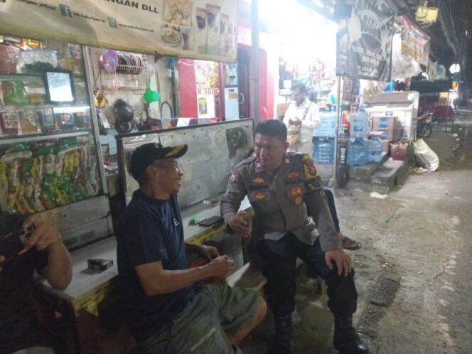 
					Bhabinkamtibmas Kebon Kacang Sambangi Pos Satkamling RW 08, Perkuat Keamanan Lingkungan