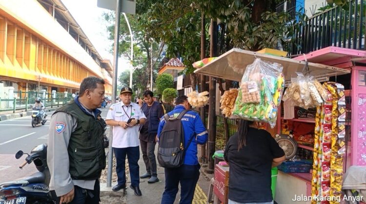 Pendampingan Bhabinkamtibmas Dalam Giat Tertibkan PKL di Karang Anyar, Wujudkan Trotoar Ramah Pejalan Kaki