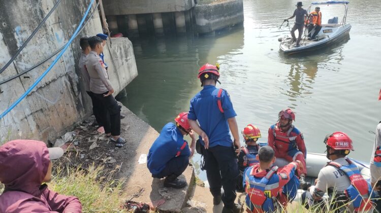 Tim SAR Ditpolairud Polda Metro Jaya Temukan Korban Tenggelam Setelah Sisir Sungai BKT Jakut