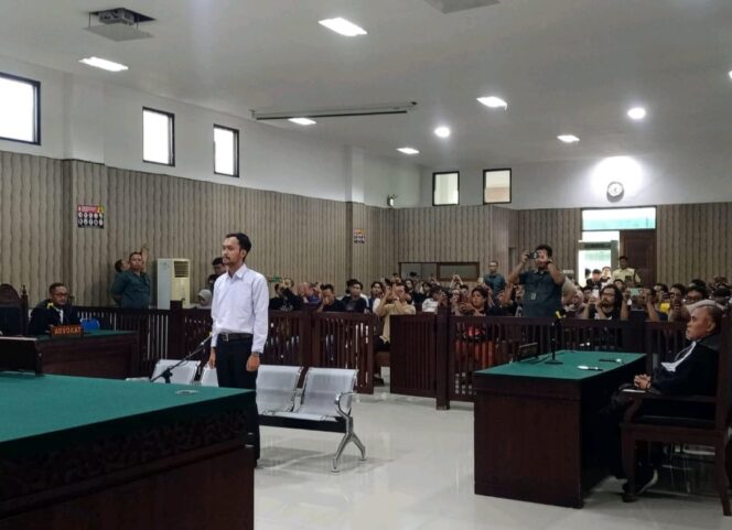 
					Pengadilan Negeri Kediri: Majelis Hakim Menjatuhkan Putusan Bebas Bagi Aktivis Yang Melakukan Unjuk Rasa