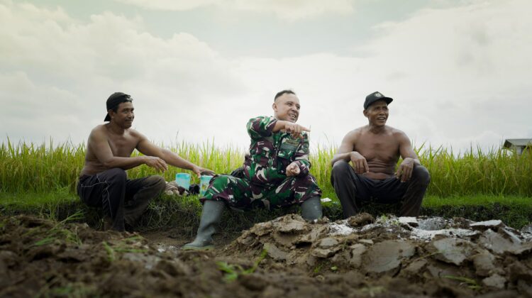 Obrolan kecil di Tengah Hamparan Sawah, Masyarakat Bersama Satgas TMMD 128 Kodim Pati