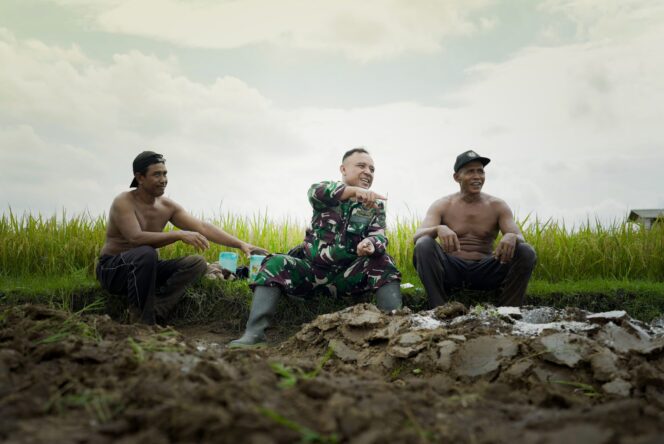 
					Obrolan kecil di Tengah Hamparan Sawah, Masyarakat Bersama Satgas TMMD 128 Kodim Pati