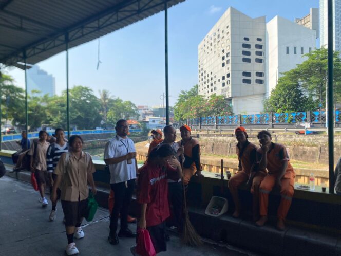 
					Bhabinkamtibmas Kenari Turut Serta Kerja Bakti Rumah Ibadah, Wujudkan Lingkungan Bersih dan Harmonis