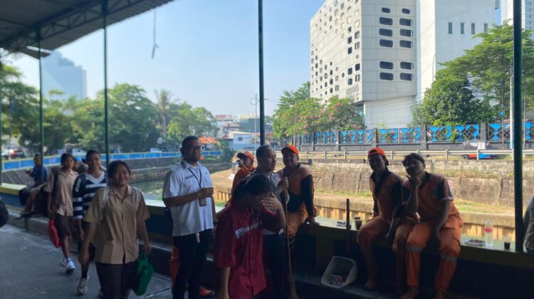 Bhabinkamtibmas Kenari Turut Serta Kerja Bakti Rumah Ibadah, Wujudkan Lingkungan Bersih dan Harmonis
