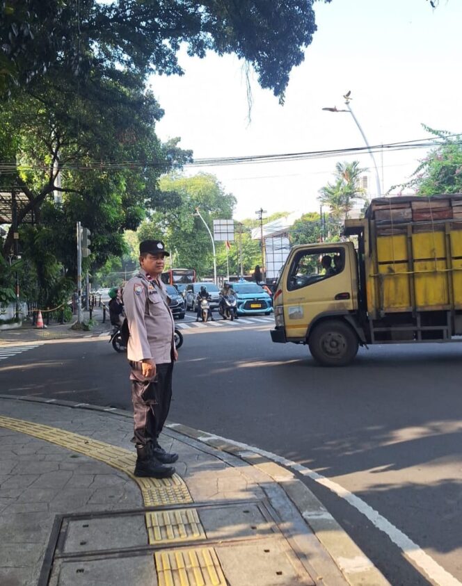 
					Bhabinkamtibmas Pegangsaan Kendalikan Arus Pagi di Tl Cik Ditiro Menteng
