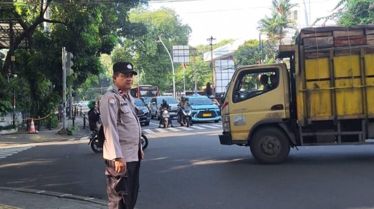 Bhabinkamtibmas Pegangsaan Kendalikan Arus Pagi di Tl Cik Ditiro Menteng