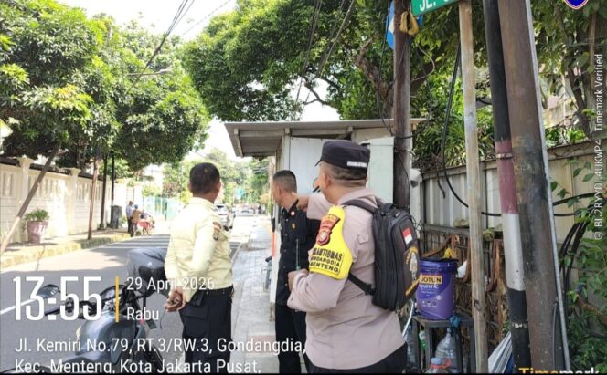 
					Patroli Dialogis di Jalan Cemara, Bhabinkamtibmas Ajak Security Lingkungan Tingkatkan Kewaspadaan