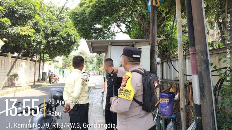 Patroli Dialogis di Jalan Cemara, Bhabinkamtibmas Ajak Security Lingkungan Tingkatkan Kewaspadaan