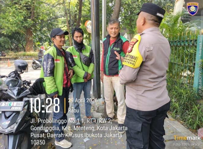 
					Bhabinkamtibmas Gondangdia Sambangi Ojol di Jalan Probolinggo, Imbau Tertib Lalu Lintas dan Tangkal Hoaks