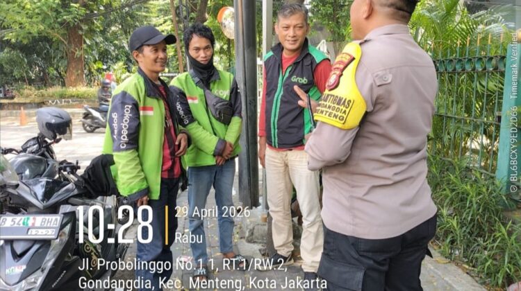 Bhabinkamtibmas Gondangdia Sambangi Ojol di Jalan Probolinggo, Imbau Tertib Lalu Lintas dan Tangkal Hoaks
