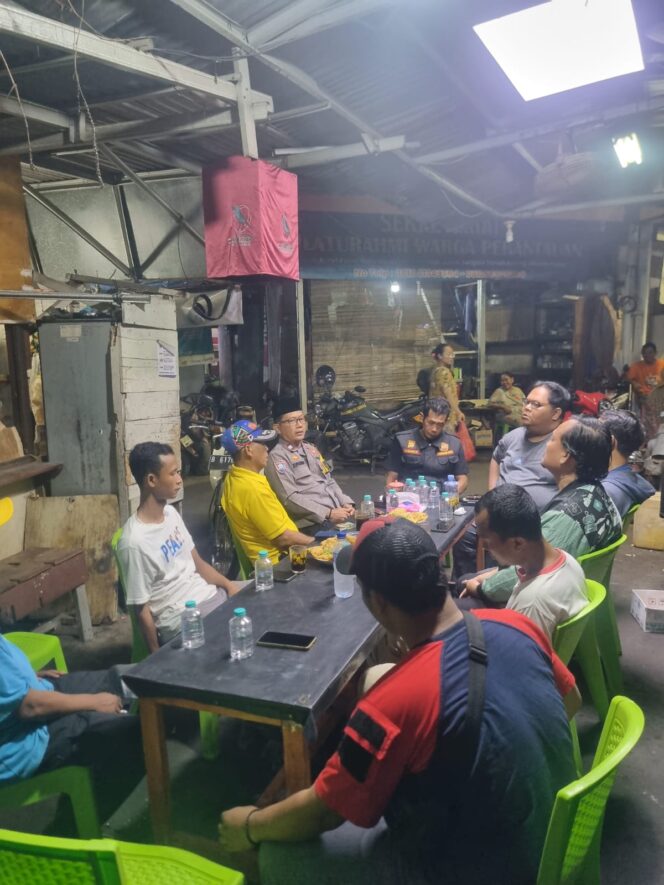 
					Bhabinkamtibmas Kelurahan Karet Tengsin Laksanakan Silahturahmi dan Koordinasi Kamtibmas Bersama Potmas / Sabuk Kamtibmas