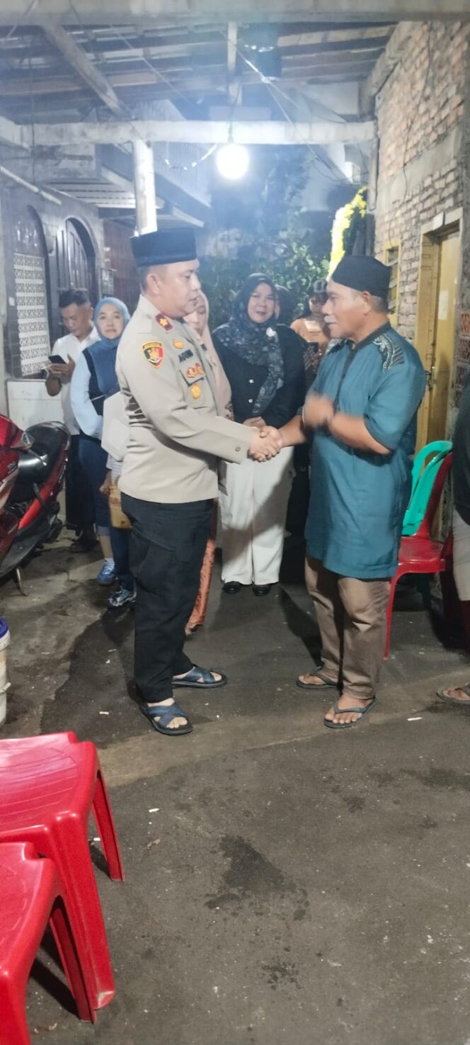 
					Penuh Empati, Kapolsek Kemayoran dan Bhayangkari Takziah ke Rumah Duka Korban Kecelakaan Kereta Api
