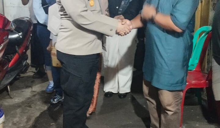Penuh Empati, Kapolsek Kemayoran dan Bhayangkari Takziah ke Rumah Duka Korban Kecelakaan Kereta Api