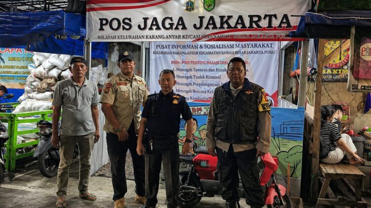 Arahan Bhabinkamtibmas Karang Anyar Dan Diskusi Santai dengan Pokdarkamtibmas Di Pos Jaga Jakarta” Antisipasi Tawuran