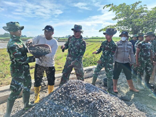 
					Di Balik Keringat Satgas TMMD, Tersimpan Kisah Haru Kebersamaan TNI,Polri dan Rakyat