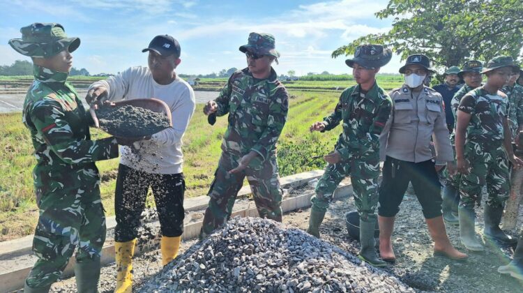 Di Balik Keringat Satgas TMMD, Tersimpan Kisah Haru Kebersamaan TNI,Polri dan Rakyat