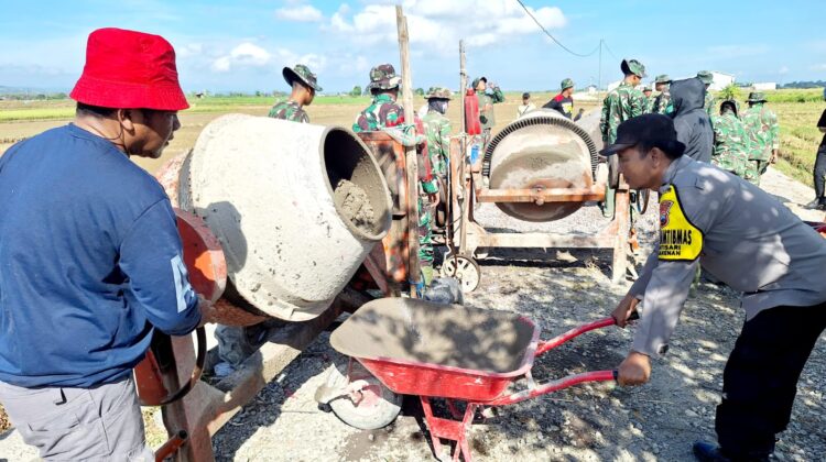 Di Balik Adukan Semen, Tersimpan Harapan Warga Desa Godo
