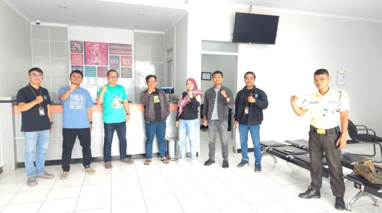 Komitmen Penuh, Tim Unit Caringin Laksanakan Lembur Pastikan Operasional Tertib dan Tepat Waktu