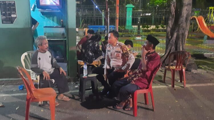 Bhabinkamtibmas Kel. Kebon Melati Laksanakan Patroli dan Giat Siskamling di Pos Keamanan RW 017