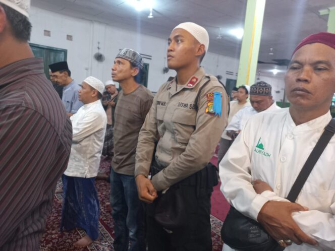 
					Siswa Latja Diktukba Polri Bersama Bhabinkamtibmas Hadiri Sholat Jenazah Tokoh Agama di Kebon Kacang