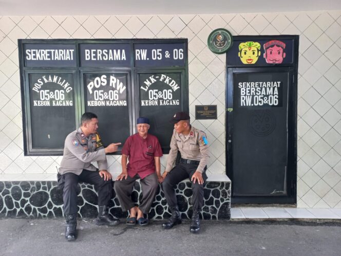 
					Bhabinkamtibmas Kebon Kacang Dampingi Siswa Latja Sambangi Ketua RT