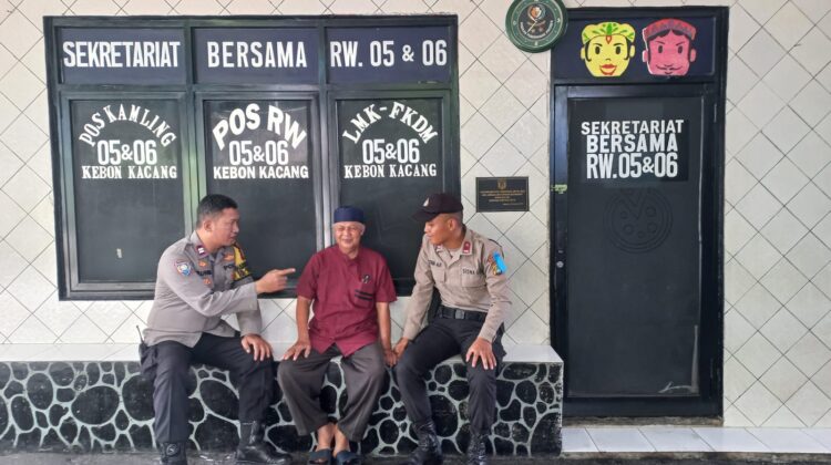 Bhabinkamtibmas Kebon Kacang Dampingi Siswa Latja Sambangi Ketua RT