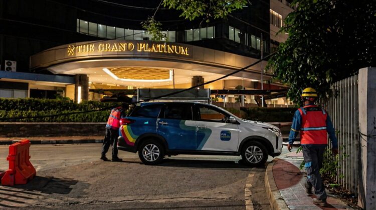 Kepekaan Panit Samapta Dalam Patroli Respons Cepat Atasi Kabel Menjuntai di Jalanan Mangga Besar