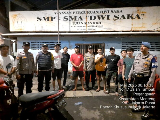 
					Patroli Jalan Kaki Jalan Tambak Ujung, Polsek Metro Menteng Persempit Ruang Gerak Pelaku Kejahatan