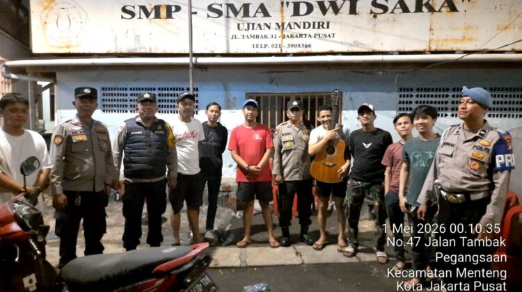 Patroli Jalan Kaki Jalan Tambak Ujung, Polsek Metro Menteng Persempit Ruang Gerak Pelaku Kejahatan